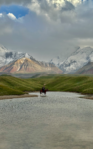 Всадник в базовом лагере. Фото В. Бережного